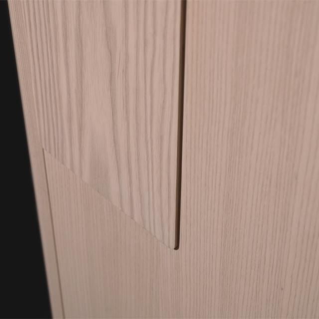 Detalj av dekor på innerdörren Askö i naturvit ask