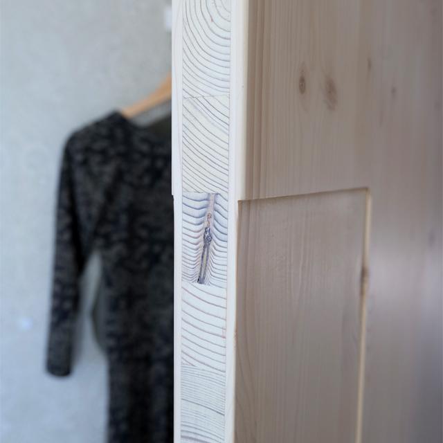 detalj av dekoren på massiv kl-trä